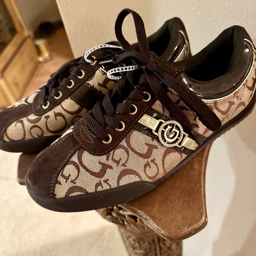 🎁NWT Guess Sneakers Women’s 8M🎁